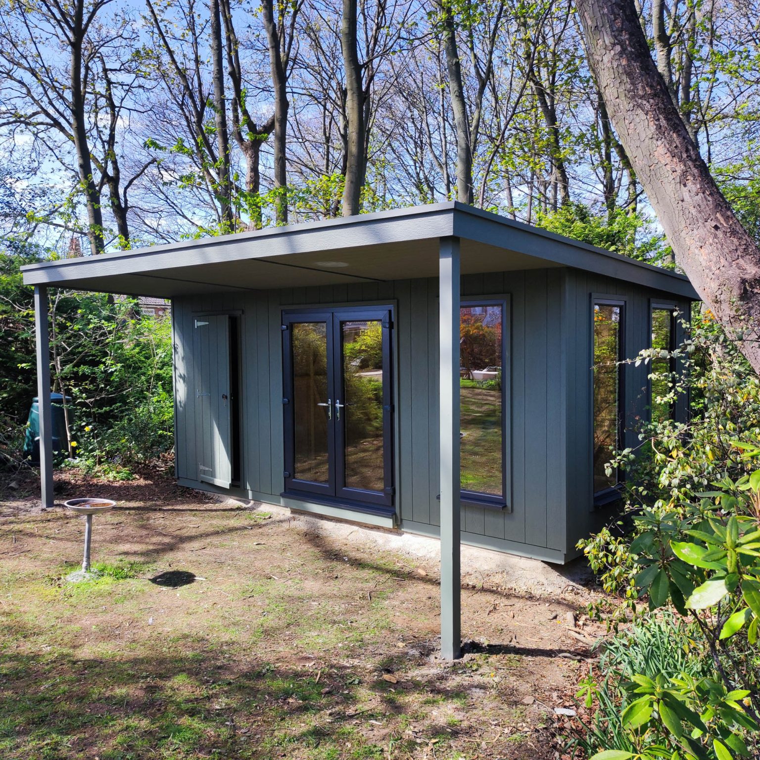 Garden room with overhang